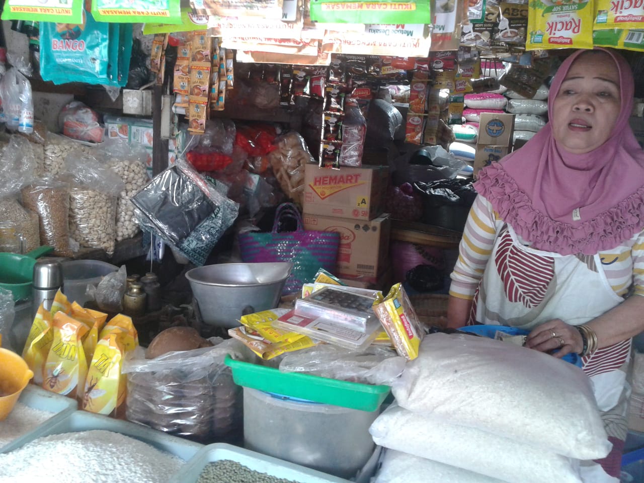 Pekan pertama Ramadan minyak goreng curah masih langka Pekan pertama Ramadan minyak goreng curah masih langka