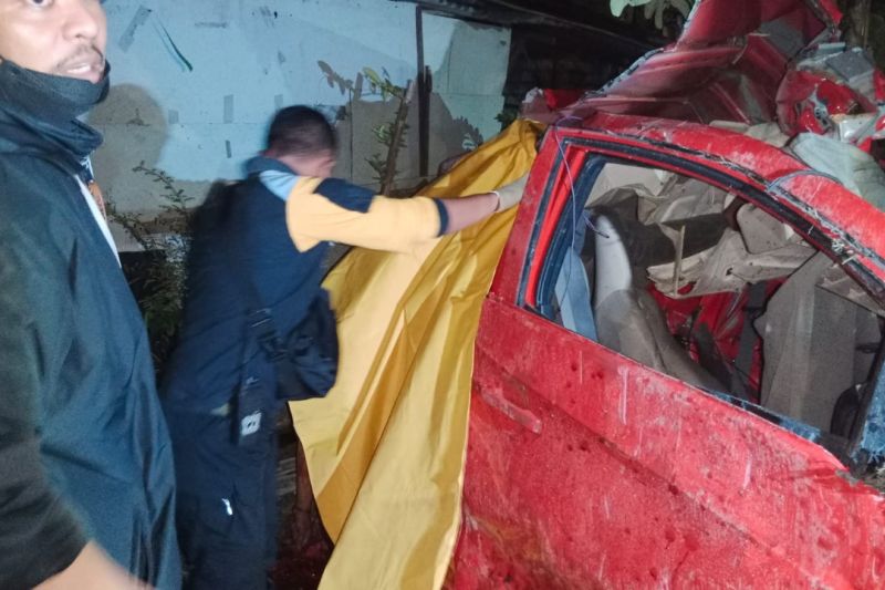 Tiga orang jadi korban kecelakaan mobil tertabrak KA di Surabaya Tiga orang jadi korban kecelakaan mobil tertabrak KA di Surabaya