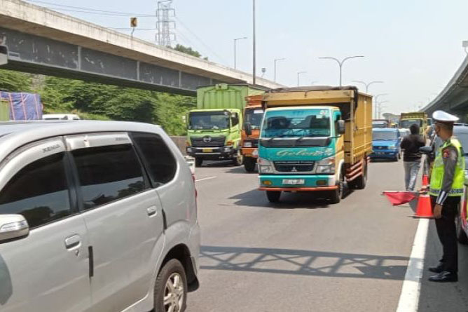 Pemudik langgar ganjil genap dikeluarkan di Gerbang Tol Karawang Barat