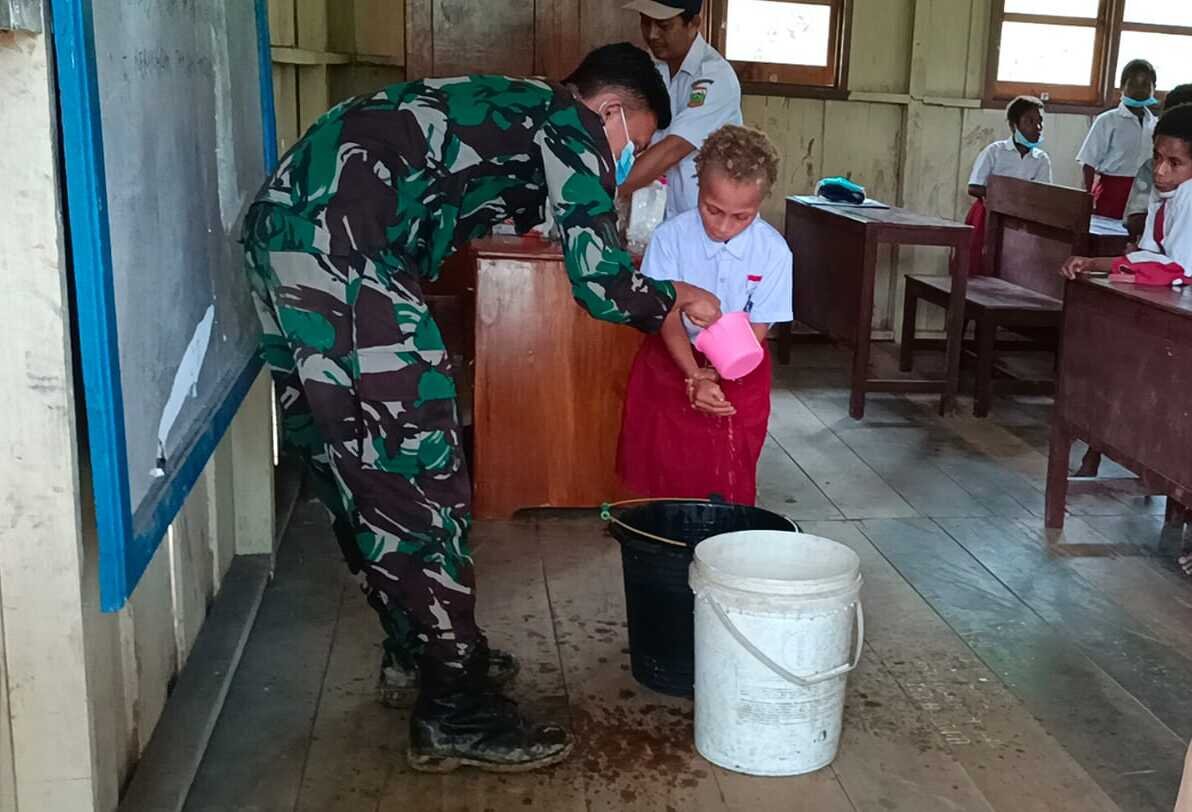 Ajarkan cuci tangan yang benar, Satgas Yonif 126/KC edukasi anak-anak SD perbatasan Ajarkan cuci tangan yang benar, Satgas Yonif 126/KC edukasi anak-anak SD perbatasan