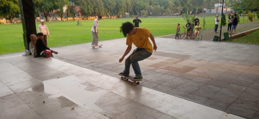 Serunya menunggu buka puasa sambil main skateboad ala anak muda Subang