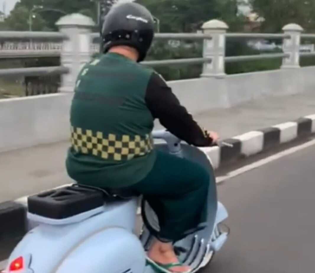 Naik vespa pakai sarung dan sandal jepit, Kapolres Kediri Kota ngabuburit pantau keamanan Naik vespa pakai sarung dan sandal jepit, Kapolres Kediri Kota ngabuburit pantau keamanan