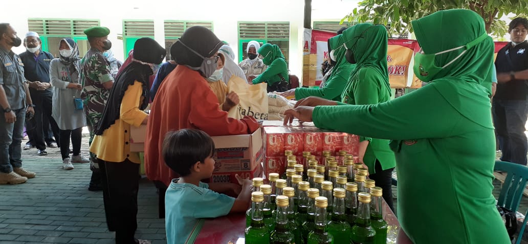 Kodim Kudus gelar bazar Ramadan, warga rela antre demi paket sembako murah Kodim Kudus gelar bazar Ramadan, warga rela antre demi paket sembako murah
