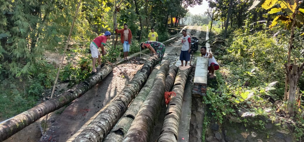 TNI bersama warga di Boyolali gotong royong buat jembatan darurat TNI bersama warga di Boyolali gotong royong buat jembatan darurat