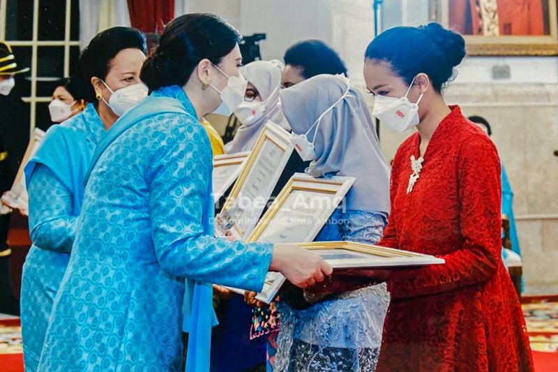 Kezia Tulalessy penggiat lingkungan terima penghargaan hari Kartini Kezia Tulalessy penggiat lingkungan terima penghargaan hari Kartini