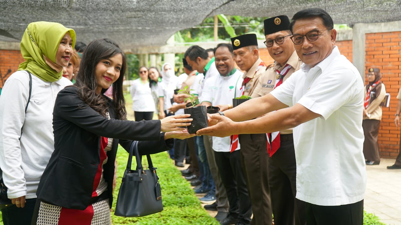 Moeldoko ajak masyarakat bantaran Sungai Ciliwung tanam cabai Moeldoko ajak masyarakat bantaran Sungai Ciliwung tanam cabai