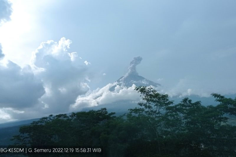 Erupsi Gunung Semeru 100 detik lontarkan abu setinggi 1,5 kilometer Erupsi Gunung Semeru 100 detik lontarkan abu setinggi 1,5 kilometer