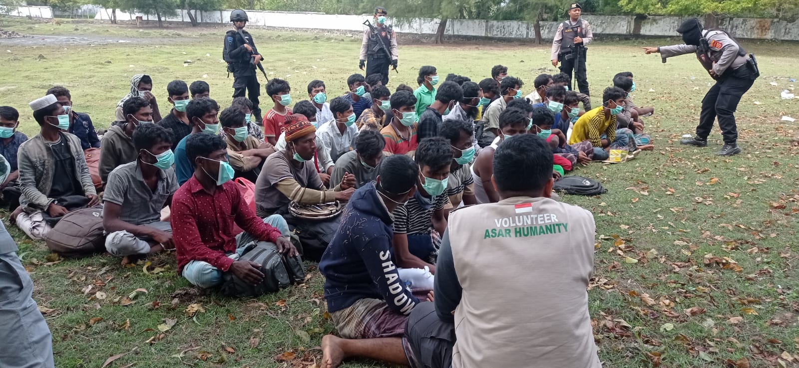Puluhan warga Rohingya terdampar di Pantai Indra Patra Aceh Besar Puluhan warga Rohingya terdampar di Pantai Indra Patra Aceh Besar