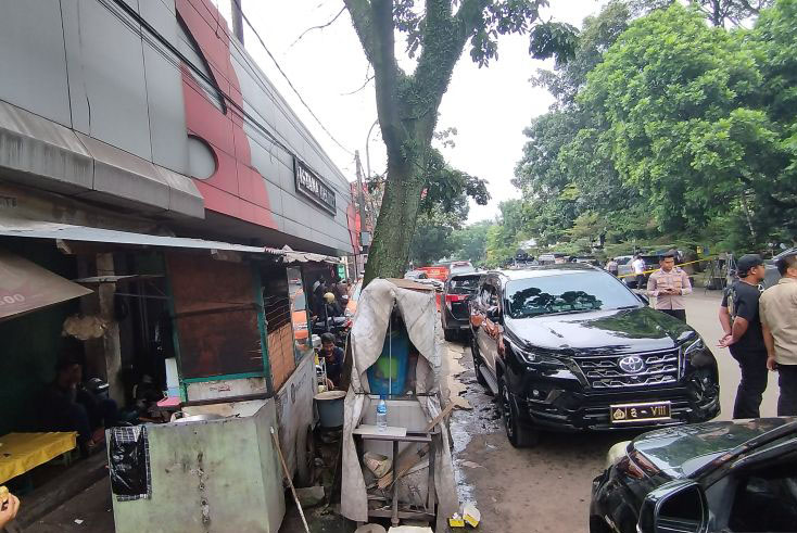 Warga sebut asap pekat timbul di Polsek Astanaanyar saat bom meledak Warga sebut asap pekat timbul di Polsek Astanaanyar saat bom meledak