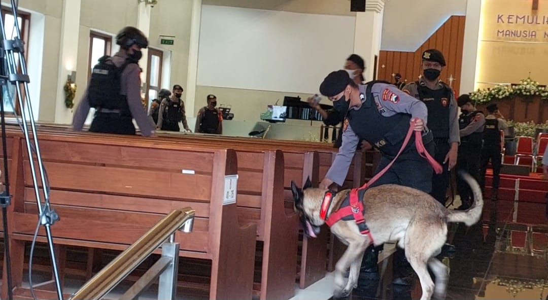Polresta Tegal sterilisasi dan pantau sejumlah gereja yang akan ibadah Natal Polresta Tegal sterilisasi dan pantau sejumlah gereja yang akan ibadah Natal
