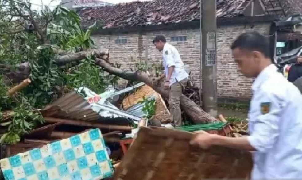 15 Desember 2021: Ratusan rumah warga di Kabupaten Madiun rusak diterjang angin kencang