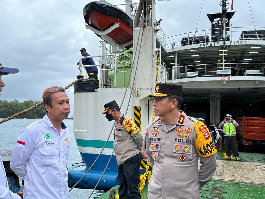 Kapolda Bali cek pengamanan Natal di Pelabuhan Padang Bai Kapolda Bali cek pengamanan Natal di Pelabuhan Padang Bai