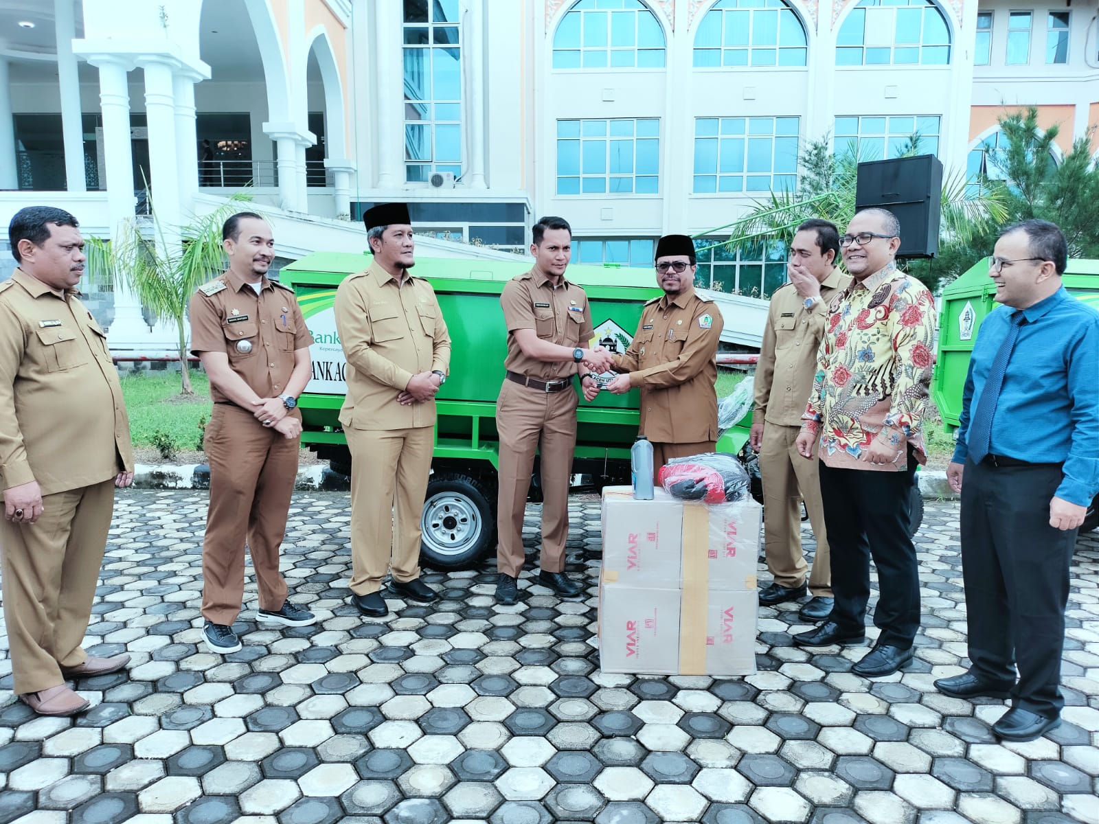 Pj Bupati Aceh Utara serahkan 10 unit motor Viar untuk armada sampah Pj Bupati Aceh Utara serahkan 10 unit motor Viar untuk armada sampah