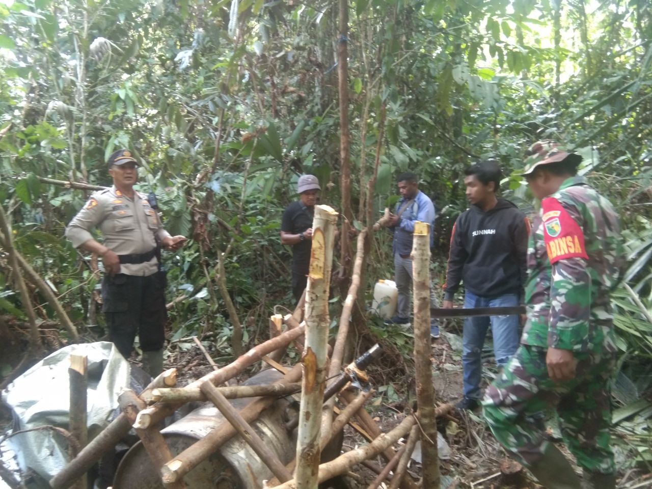 TNI/Polri dan Distrik Mimika Timur sinergi berantas miras TNI/Polri dan Distrik Mimika Timur sinergi berantas miras