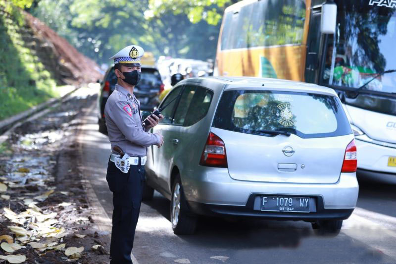 Polres Cianjur rekayasa arus menuju posko pengungsian antisipasi macet Polres Cianjur rekayasa arus menuju posko pengungsian antisipasi macet