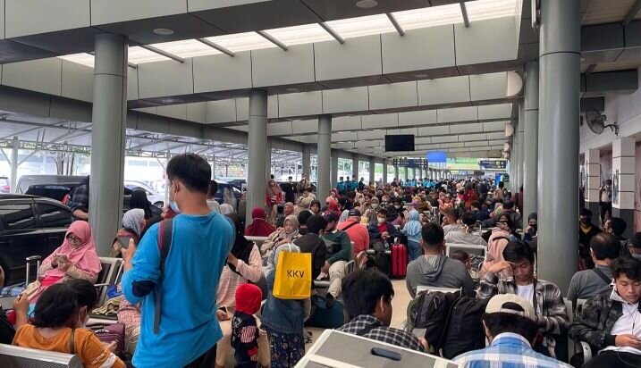 Stasiun Pasar Senen masih dipadati calon penumpang sejak pagi tadi Stasiun Pasar Senen masih dipadati calon penumpang sejak pagi tadi