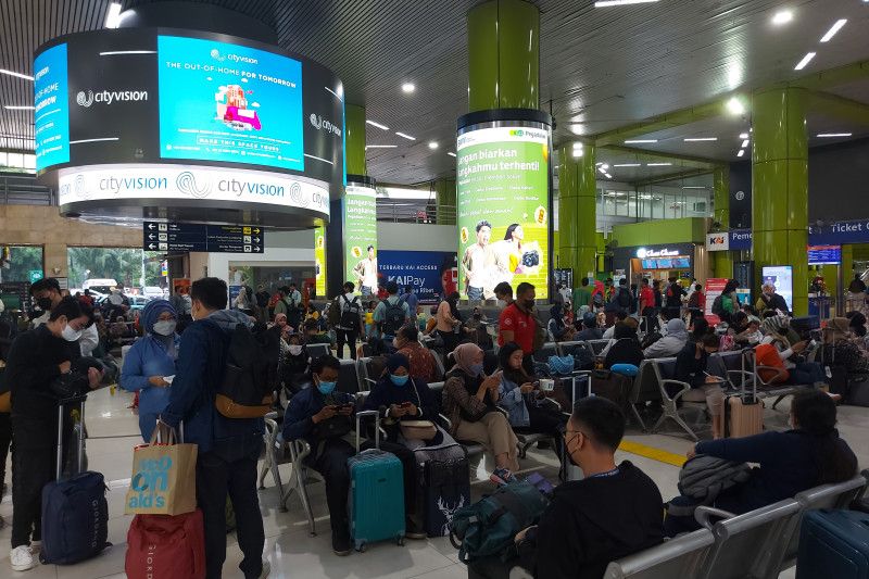 Pengguna jasa KA jarak jauh dari Jakarta ramai sehari menjelang Natal Pengguna jasa KA jarak jauh dari Jakarta ramai sehari menjelang Natal