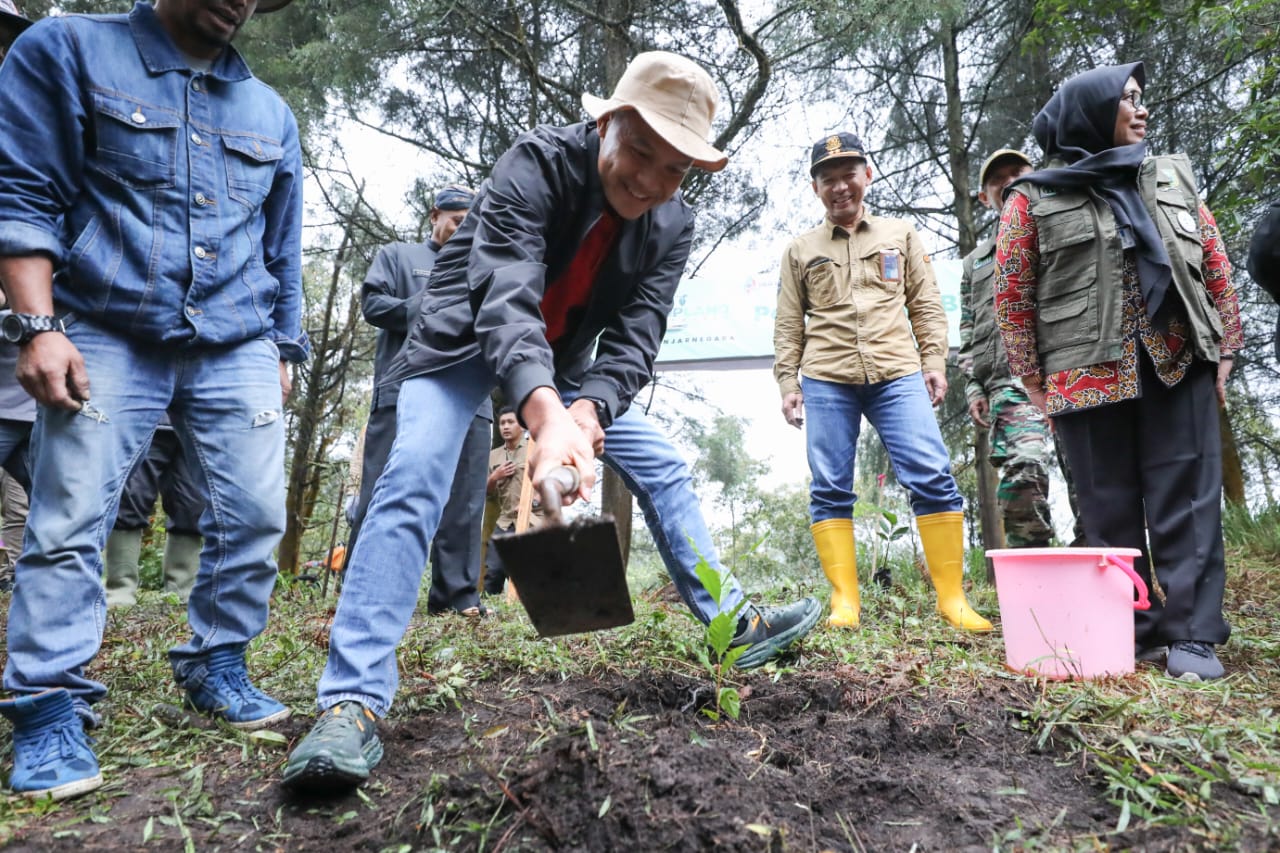 Perkuat pariwisata di Dieng, Ganjar ikut tanam 283.000 kopi bersama petani milenial Perkuat pariwisata di Dieng, Ganjar ikut tanam 283.000 kopi bersama petani milenial