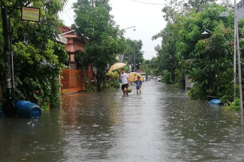 Banjir kepung Kota Semarang akibat guyuran hujan deras Banjir kepung Kota Semarang akibat guyuran hujan deras