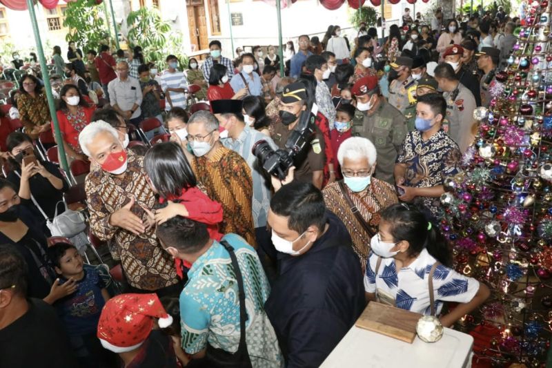 Gubernur Jateng pantau perayaan Natal di dua gereja Gubernur Jateng pantau perayaan Natal di dua gereja