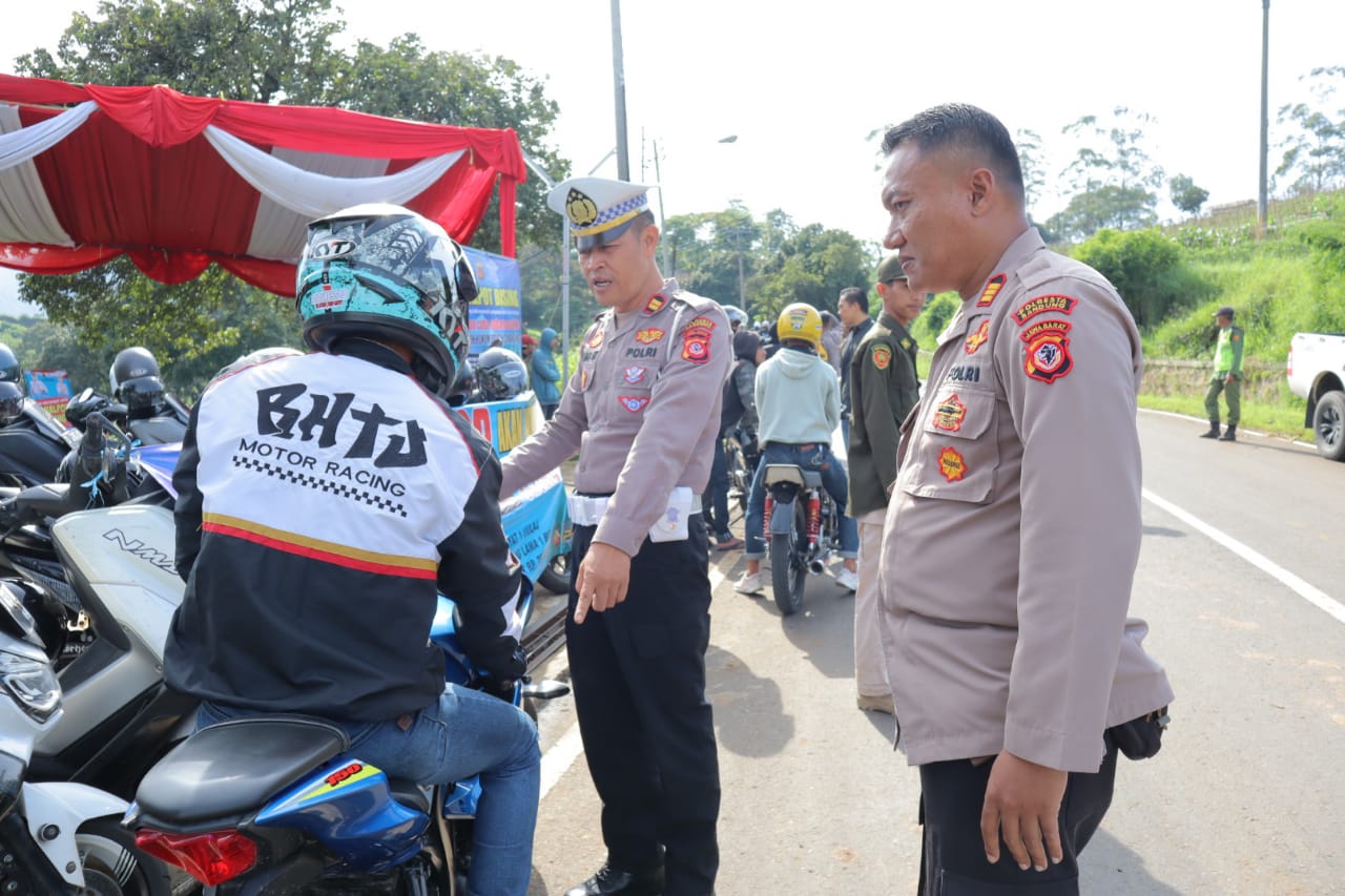 Polsek Cikancung dan Satlantas Polresta Bandung gelar sosialisasi pencegahan knalpot bising Polsek Cikancung dan Satlantas Polresta Bandung gelar sosialisasi pencegahan knalpot bising