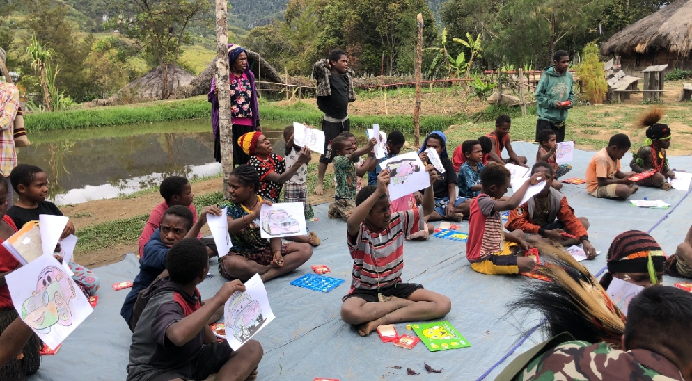 Satgas Yonif Mekanis 203/AK gelar lomba mewarnai untuk anak Papua Satgas Yonif Mekanis 203/AK gelar lomba mewarnai untuk anak Papua