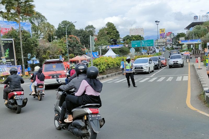 Polres Bogor sebut sebanyak 57 ribu kendaraan melintas di Jalur Puncak Polres Bogor sebut sebanyak 57 ribu kendaraan melintas di Jalur Puncak