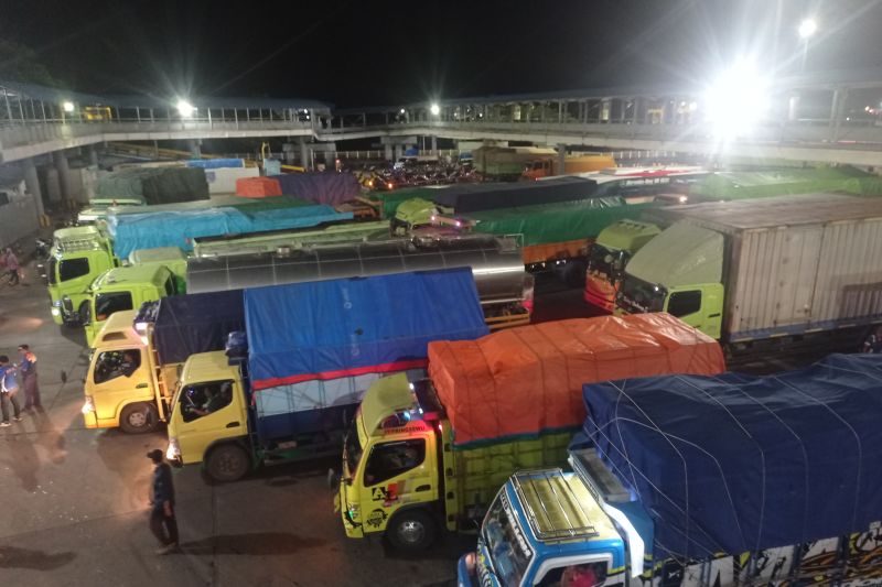 Dermaga Pelabuhan Merak dipadati truk pada H+1 Natal Dermaga Pelabuhan Merak dipadati truk pada H+1 Natal