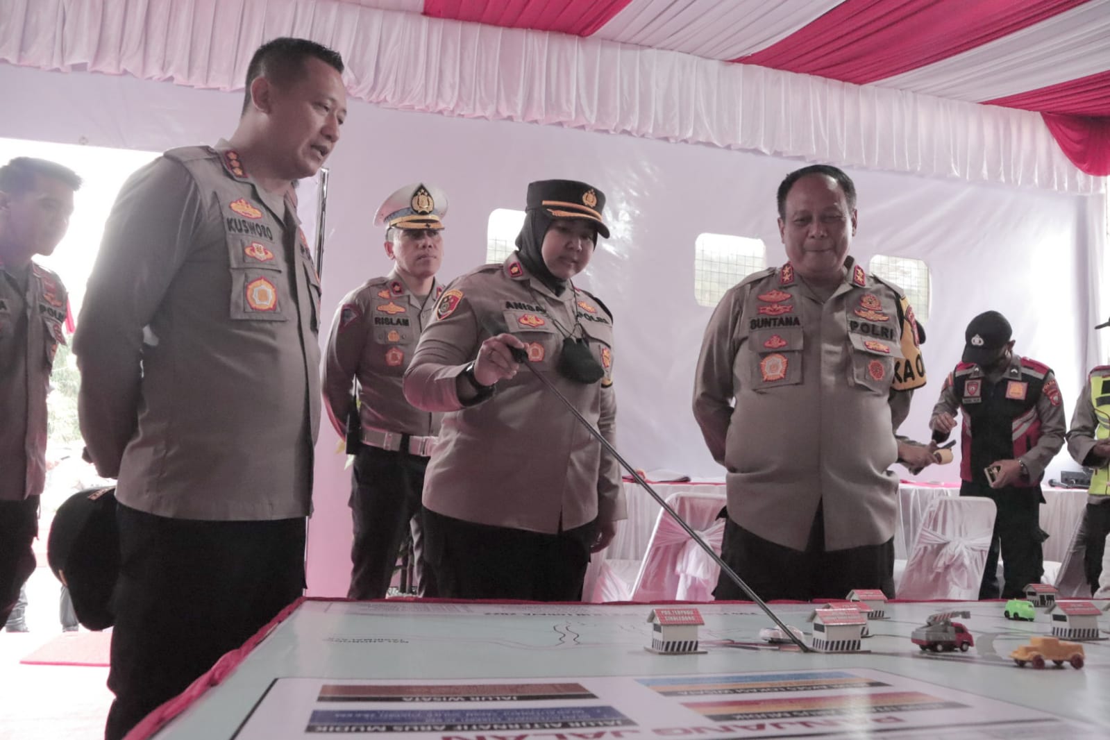 Kapolda Jabar pastikan pelaksanaan ibadah natal tahun ini aman dan nyaman Kapolda Jabar pastikan pelaksanaan ibadah natal tahun ini aman dan nyaman