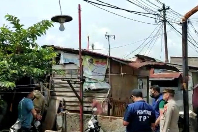 Densus 88 geledah rumah terduga teroris bom Astanaanyar di Bandung Densus 88 geledah rumah terduga teroris bom Astanaanyar di Bandung