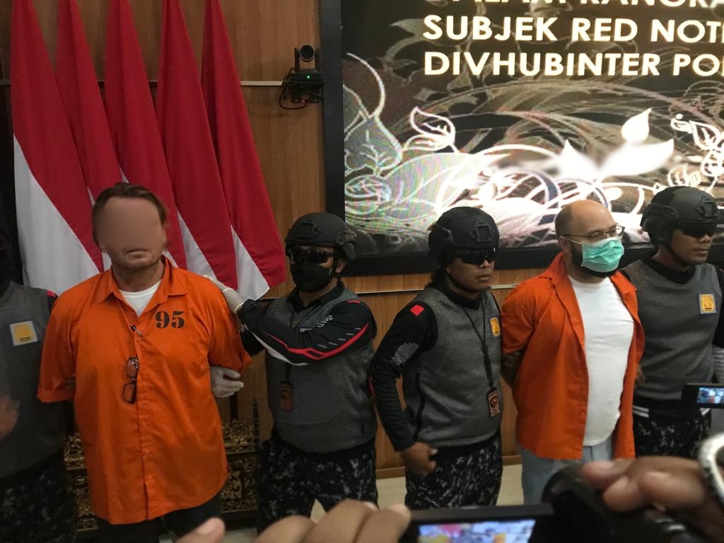 Hubinter Polri serahkan dua WNA ke Polisi Republik Ceko Hubinter Polri serahkan dua WNA ke Polisi Republik Ceko