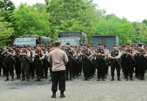 Petugas gabungan TNI-Polri amankan pemulangan pengungsi Kariuw Petugas gabungan TNI-Polri amankan pemulangan pengungsi Kariuw