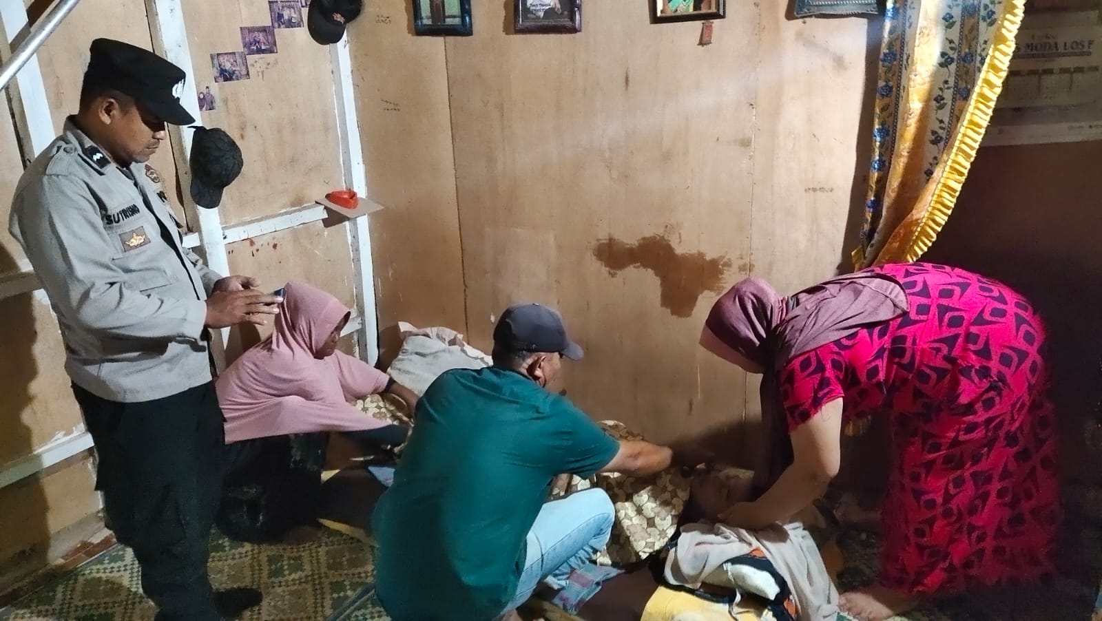 Polisi dan warga evakuasi korban tenggelam di Waduk Asan Kareung Polisi dan warga evakuasi korban tenggelam di Waduk Asan Kareung