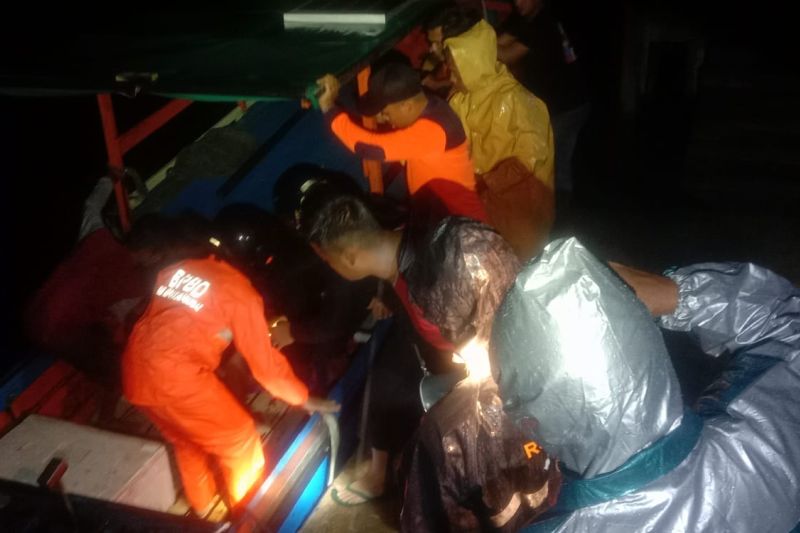 Tiga nelayan Anambas korban kapal tenggelam dievakuasi dengan selamat Tiga nelayan Anambas korban kapal tenggelam dievakuasi dengan selamat