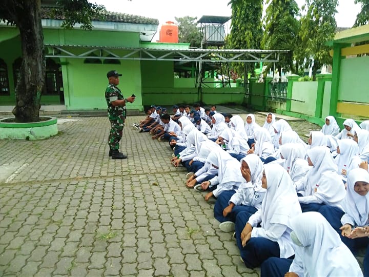 Babinsa latih wawasan kebangsaan pada pelajar MTsN 2 Nogosari Babinsa latih wawasan kebangsaan pada pelajar MTsN 2 Nogosari