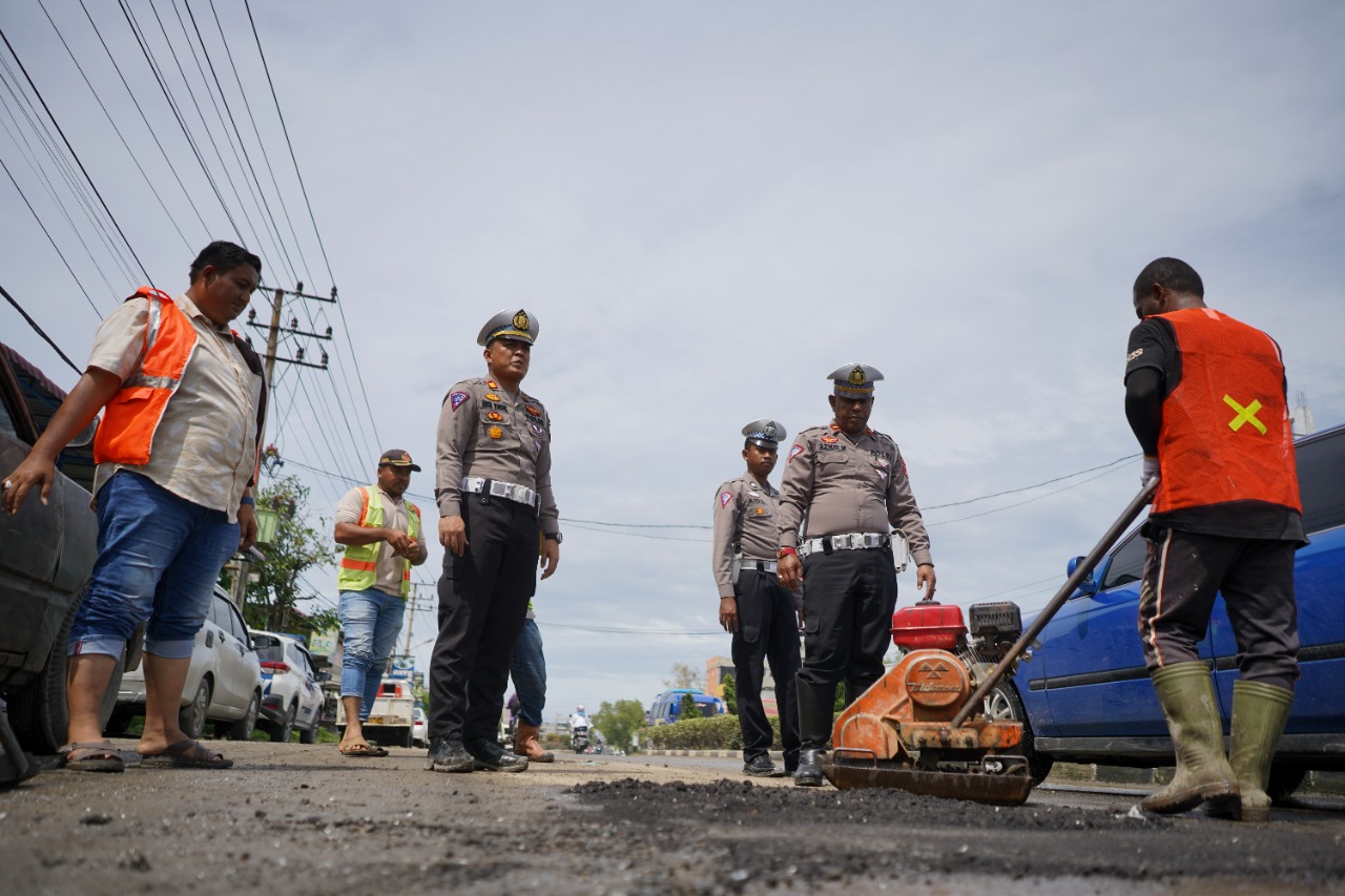 Polantas Lhokseumawe tambal jalan berlubang di Lintas Medan - Banda Aceh 