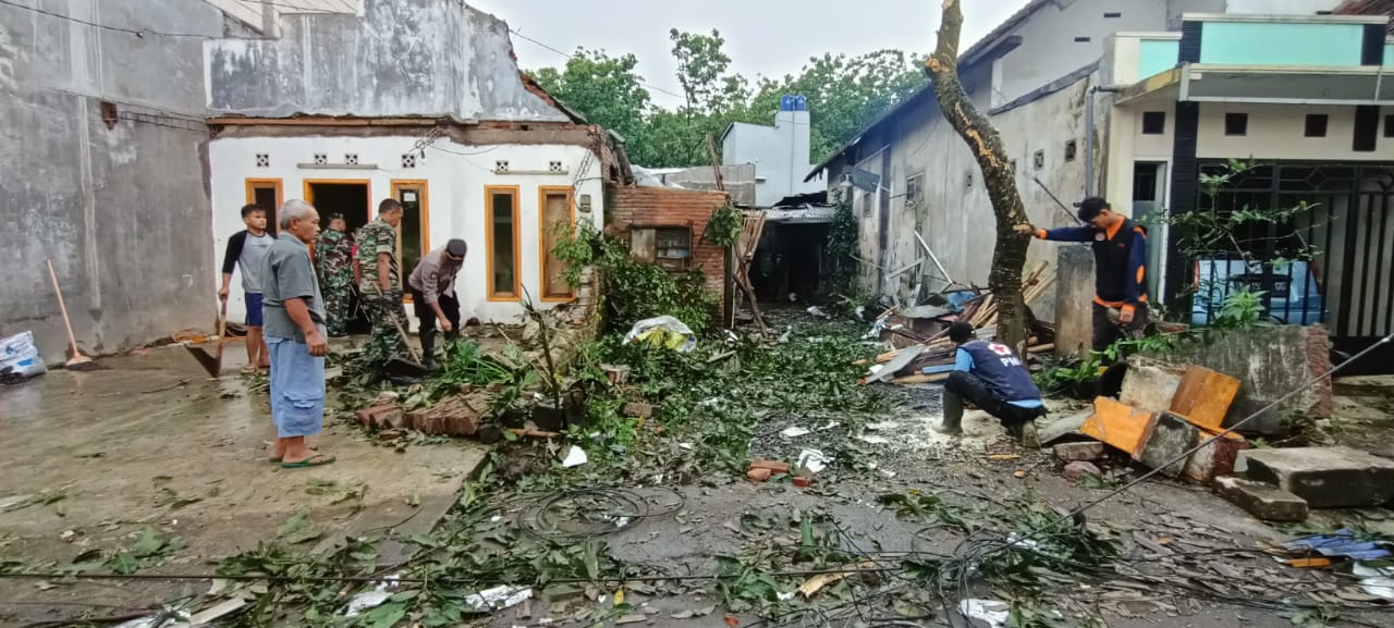 Hujan dan angin kencang, sembilan rumah di Kecamatan Pakis rusak parah Hujan dan angin kencang, sembilan rumah di Kecamatan Pakis rusak parah