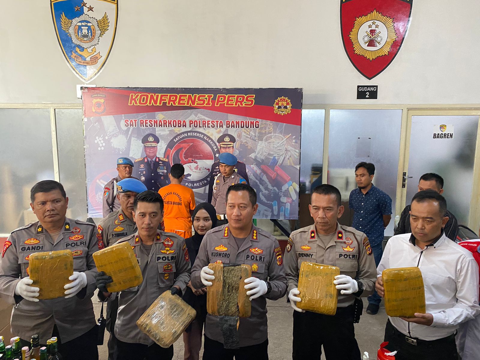 Satnarkoba Polresta Bandung amankan 6,6 kg ganja dari hutan Anjasari Satnarkoba Polresta Bandung amankan 6,6 kg ganja dari hutan Anjasari