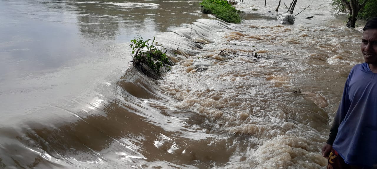 Tanggul Krueng Keureutoe kembali jebol, ribuan jiwa di Kecamatan Lapang terancam mengungsi Tanggul Krueng Keureutoe kembali jebol, ribuan jiwa di Kecamatan Lapang terancam mengungsi