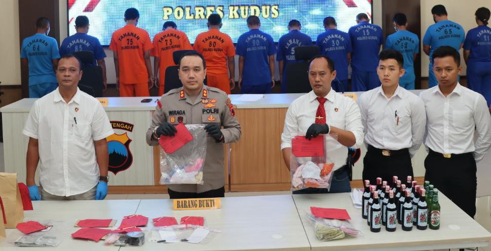 Kedapatan bawa sabu, tiga warga Nganguk Kudus diamankan Polres Kudus Kedapatan bawa sabu, tiga warga Nganguk Kudus diamankan Polres Kudus