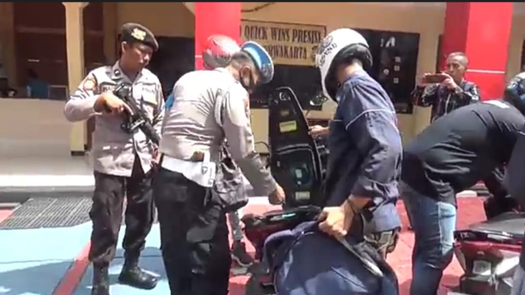 Pascaledakan bom, pengawasan di Mapolres Purwakarta diperketat Pascaledakan bom, pengawasan di Mapolres Purwakarta diperketat