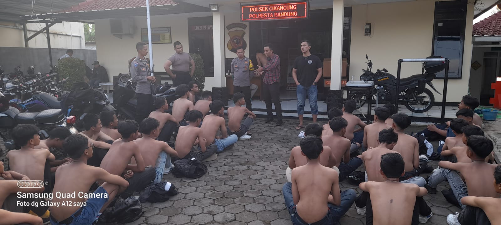 Operasi Pekat Lodaya 2022, aparat Polsek Cikancung amankan puluhan pemuda usai pesta miras Operasi Pekat Lodaya 2022, aparat Polsek Cikancung amankan puluhan pemuda usai pesta miras