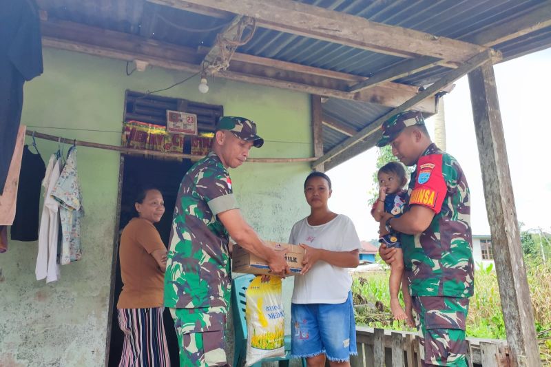 TNI di perbatasan ikut atasi kekerdilan anak melalui bantuan pangan TNI di perbatasan ikut atasi kekerdilan anak melalui bantuan pangan