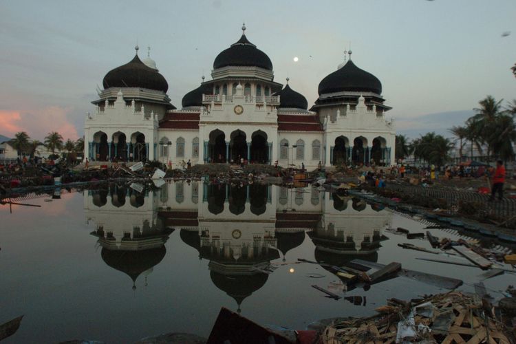 26 Desember 2004: Tragedi tsunami di Aceh, 170 ribu orang tewas