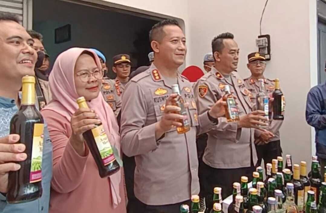 Satnarkoba Polresta Bandung gerebek gudang miras di Rancaekek Satnarkoba Polresta Bandung gerebek gudang miras di Rancaekek