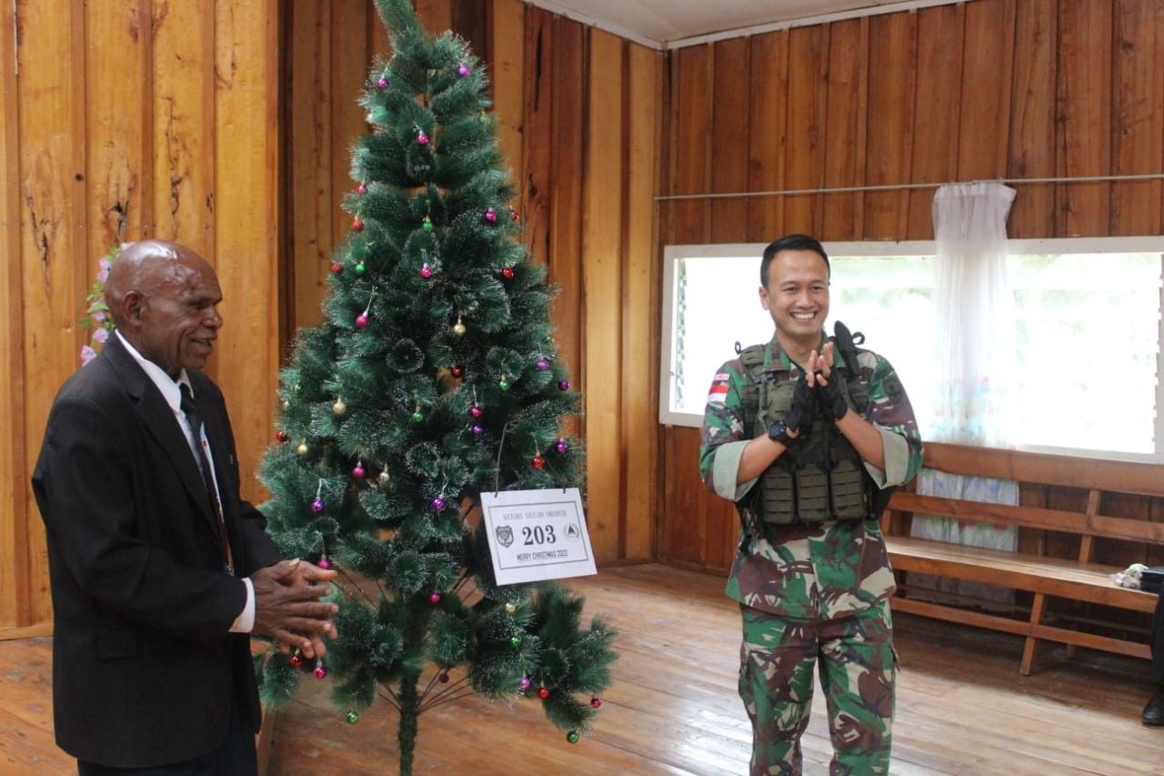Satgas Yonif Mekanis 203/AK berikan pohon Natal untuk Gereja Baptis Manggalome Satgas Yonif Mekanis 203/AK berikan pohon Natal untuk Gereja Baptis Manggalome
