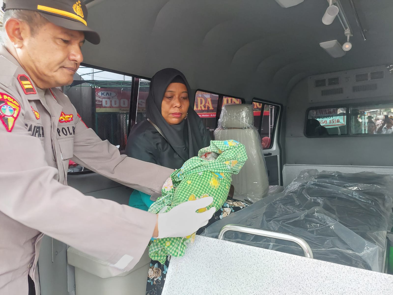 Tukang ojek temukan mayat bayi baru lahir di dalam keranjang sampah Tukang ojek temukan mayat bayi baru lahir di dalam keranjang sampah