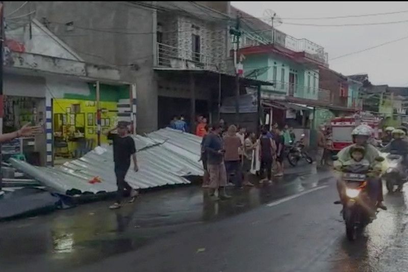 Angin puting beliung rusak permukiman warga di Malangbong Garut Angin puting beliung rusak permukiman warga di Malangbong Garut