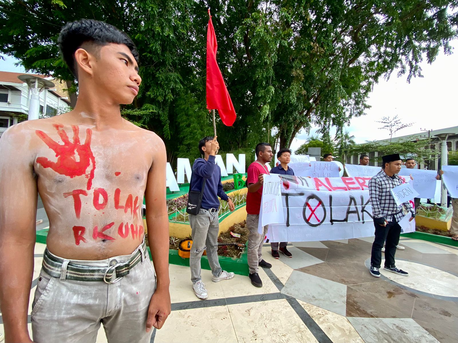 AJI, IJTI Lhokseumawe dan LMND gelar aksi damai tolak pengesahan RKUHP AJI, IJTI Lhokseumawe dan LMND gelar aksi damai tolak pengesahan RKUHP