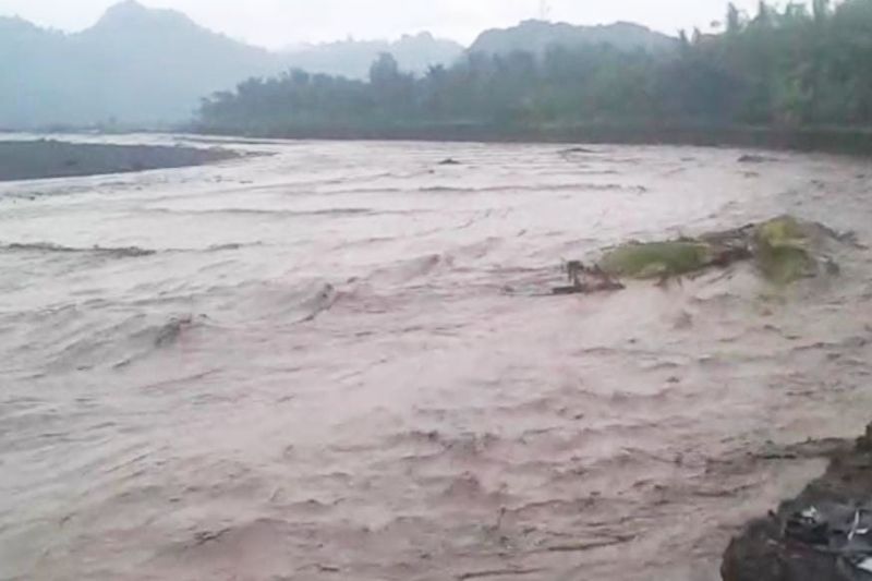 Masyarakat Lumajang diminta waspadai lahar dingin Gunung Semeru Masyarakat Lumajang diminta waspadai lahar dingin Gunung Semeru